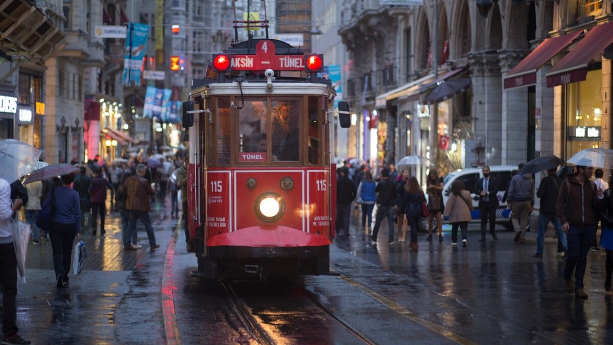İstanbul'da tramvay hattı ve yoldan geçen yolcular