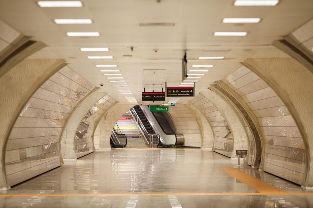 Kalabalık bir metro istasyonunda yolcular