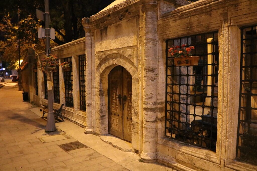 Tarihi bir semtin dar sokağında yürüyen turistler