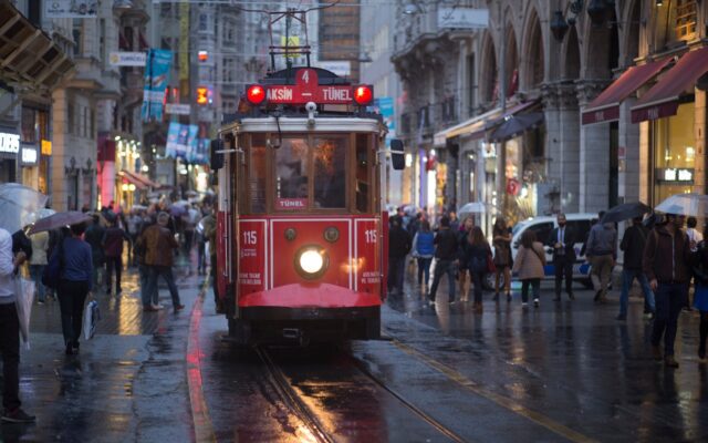 İstanbul'da tramvay hattı ve yoldan geçen yolcular
