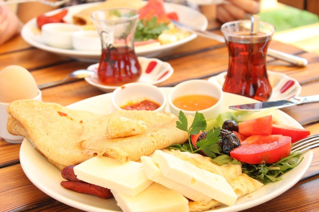 Yerel bir kahvaltı salonunda sunulan geleneksel Türk kahvaltısı