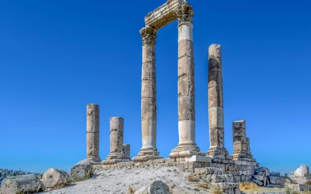 Taş kalıntılarının yanından geçen ve tarihi bir bölgeye ulaşan yerel bir otobüs