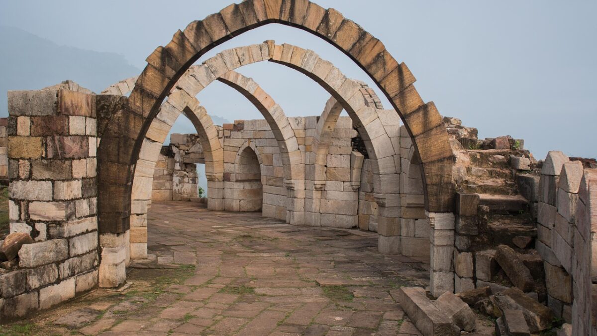 Çanakkale'deki Truva ve Assos antik kalıntılarının karşılaştırıldığı gezi kapak görseli