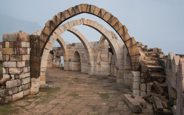 Çanakkale'deki Truva ve Assos antik kalıntılarının karşılaştırıldığı gezi kapak görseli