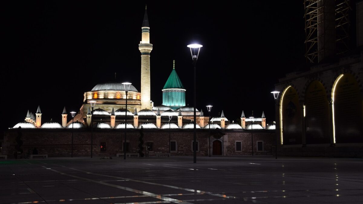 Konya'daki Selçuklu dönemi yapılarını gösteren tarihi türbe ve külliye görünümü