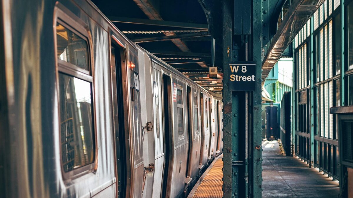 Yoğun bir turistik şehirde metro istasyonu ve bekleyen yolcular