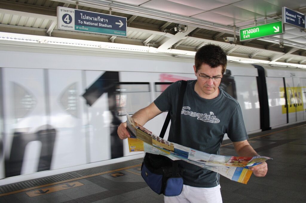 Metro peronunda bekleyen gezginler