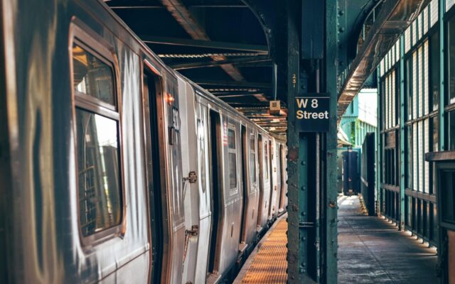 Yoğun bir turistik şehirde metro istasyonu ve bekleyen yolcular