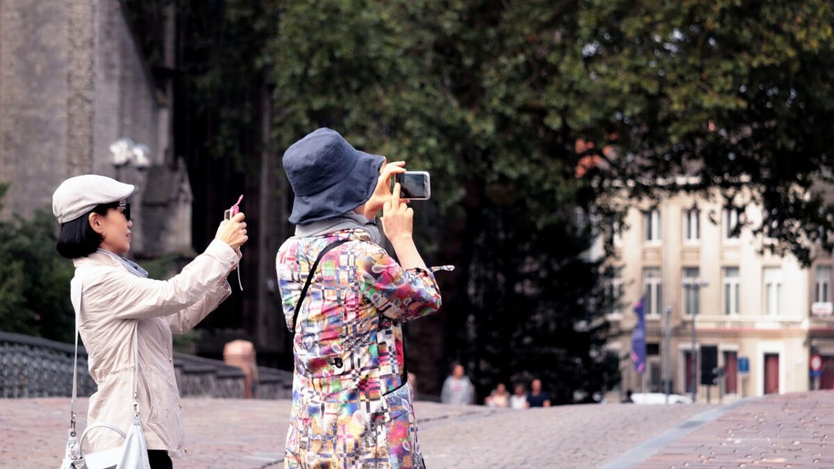 Ünlü bir turistik yerde telefonuyla fotoğraf çeken bir gezgin
