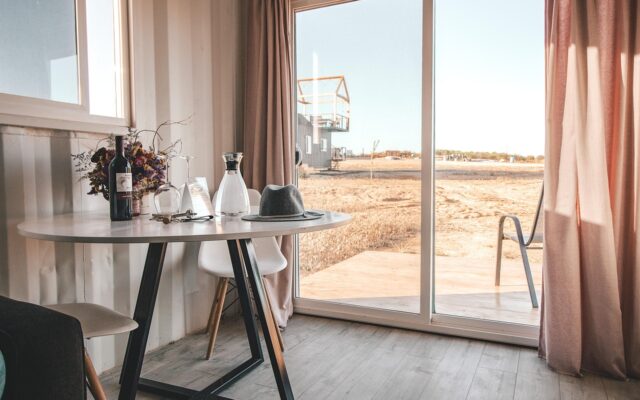 Turistik bir şehirde pencereden görünen otel odası manzarası