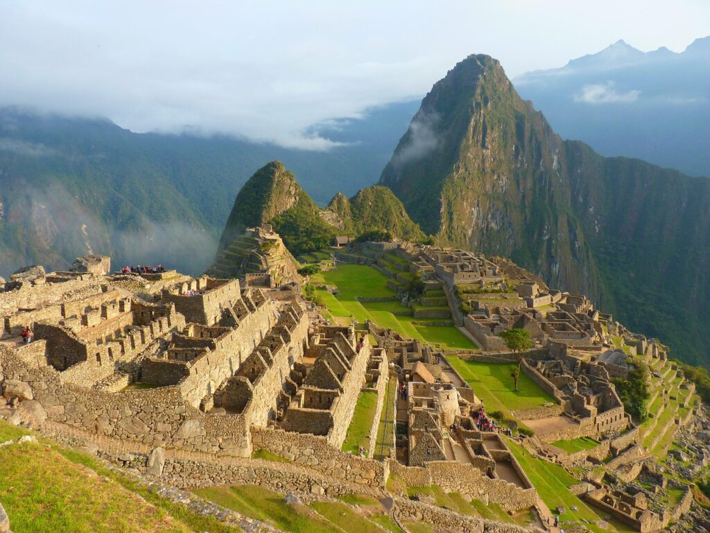 Sis içinde yükselen dağlar arasındaki Machu Picchu kalıntıları