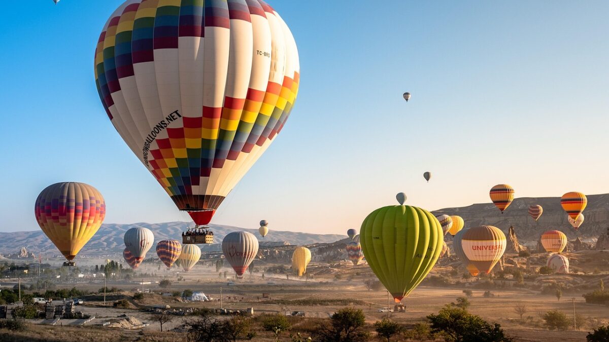 Türkiye gezi planı için harita ve seyahat notlarının olduğu bir masa