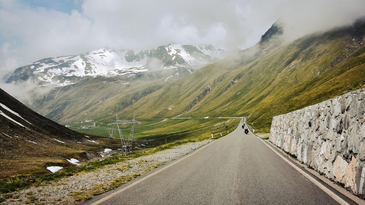 Türkiye gezi rotası planlamak için harita ve yol manzarası
