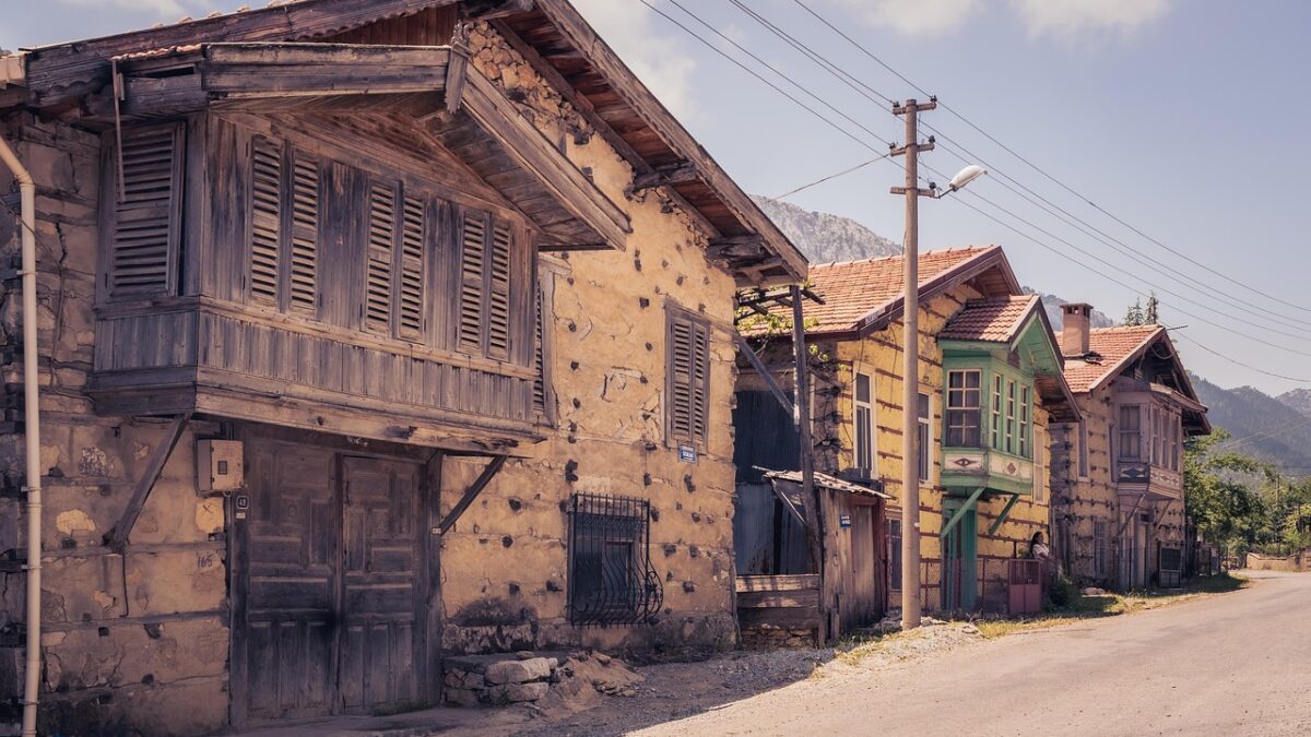 Türkiye'de hafta sonu kaçamağı için tarihi bir sokak ve kasaba manzarası