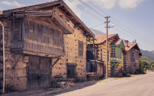 Türkiye'de hafta sonu kaçamağı için tarihi bir sokak ve kasaba manzarası