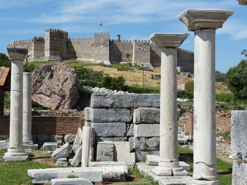Selçuk'taki Efes Müzesi'nde sergilenen antik bir heykel