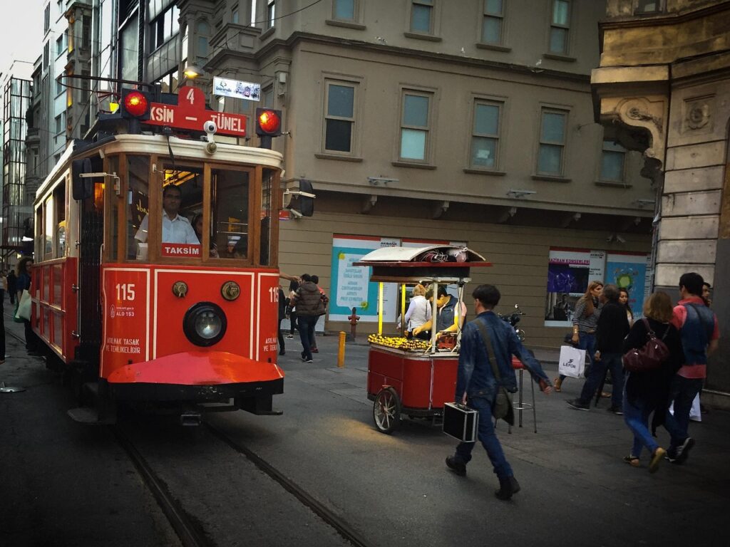 İstanbul Taksim'deki Cumhuriyet Anıtı ve çevresindeki meydan