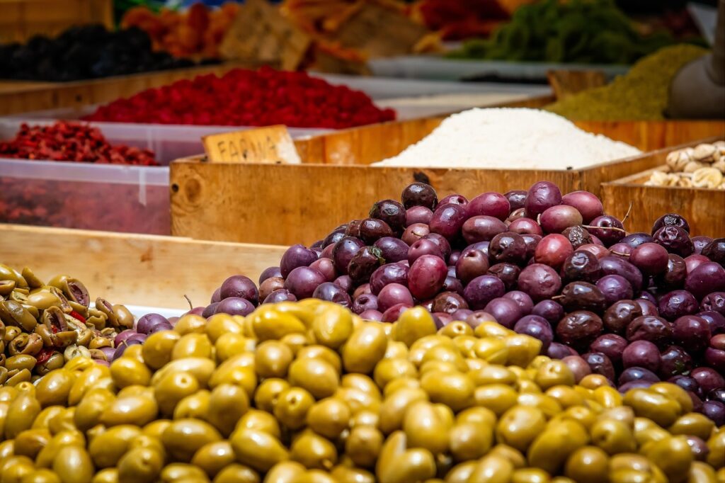 Ege pazarında zeytin ve zeytinyağı tezgâhı