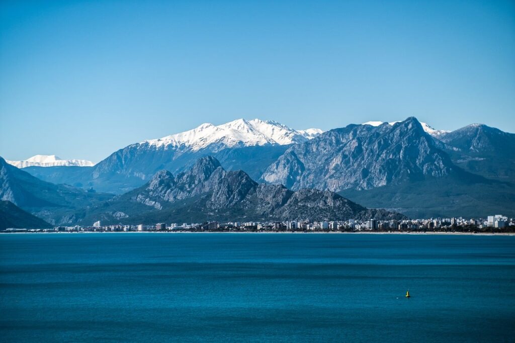 Olympos-Beydağları Sahil Milli Parkı'nda deniz ve orman manzarası