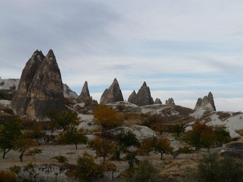 Göreme Milli Parkı'nda peribacaları ve kaya oyma yapılar