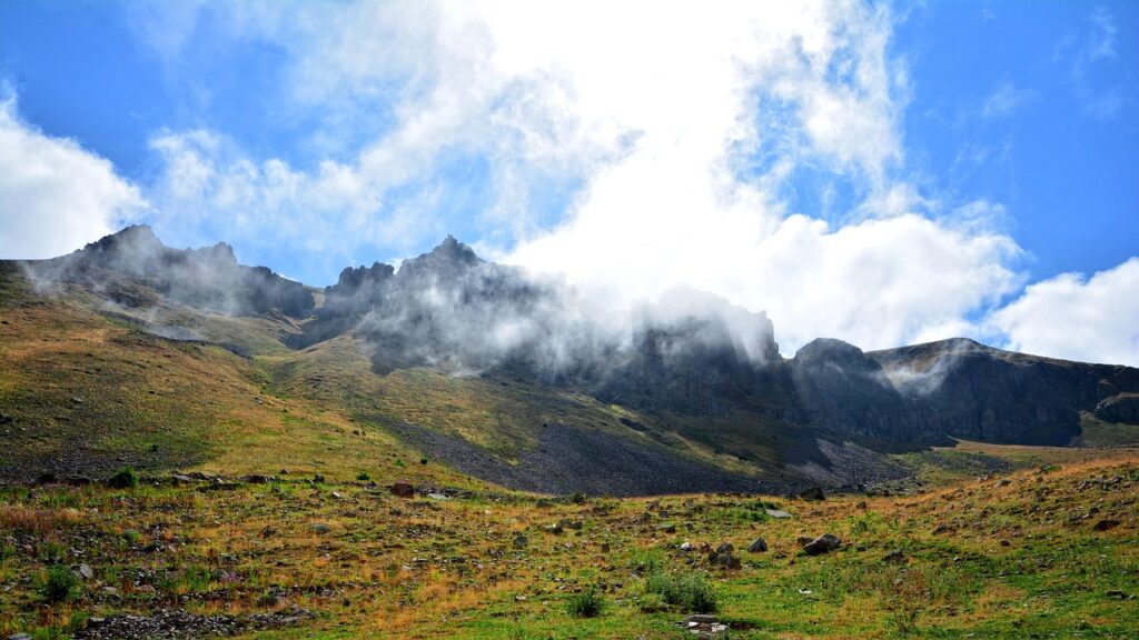 Kaçkar Dağları'nda alp çayırları ve yayla manzarası