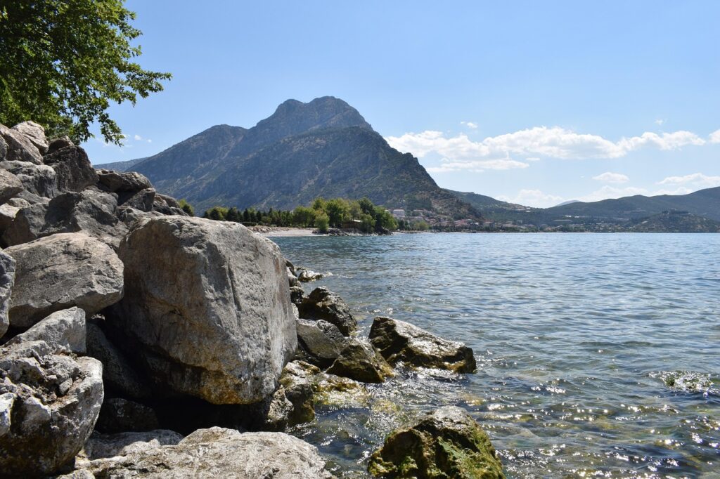 Eğirdir Gölü kıyısında sabah güneşi