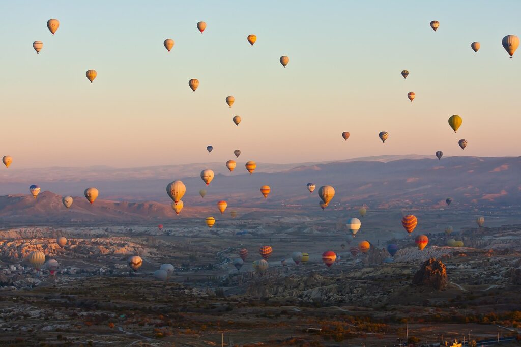 Göreme vadisinde gün doğumunda peri bacaları