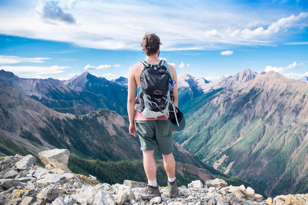 Taşlı bir patikada ilerleyen yürüyüşçü