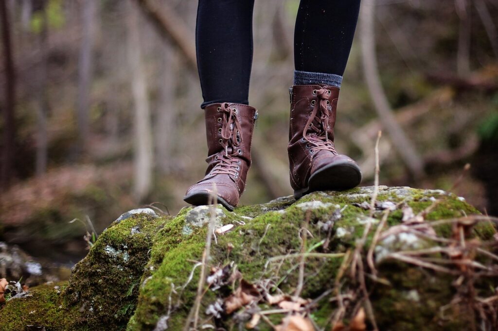 Doğa yürüyüşü için sağlam bir trekking ayakkabısı
