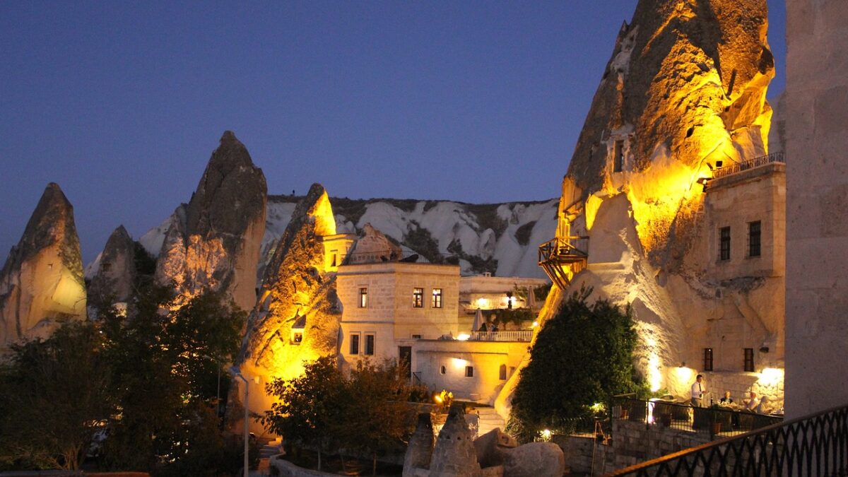 Kapadokya'da peribacaları arasında manzaralı bir mağara otel
