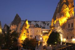 Kapadokya'da peribacaları arasında manzaralı bir mağara otel