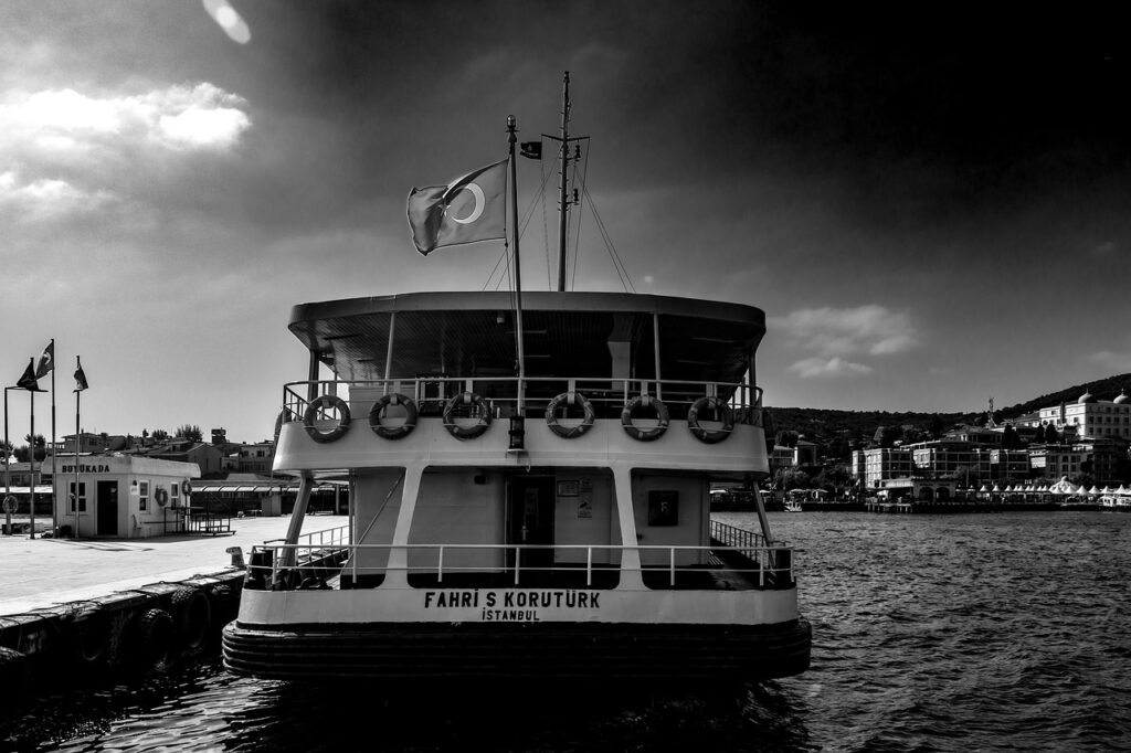 Büyükada iskelesinde bekleyen vapur ve sahil manzarası