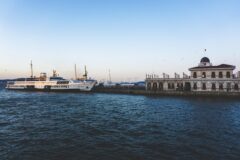 Türkiye'de gezilecek adalardan biri olan sakin bir ada kıyısı ve tekne manzarası