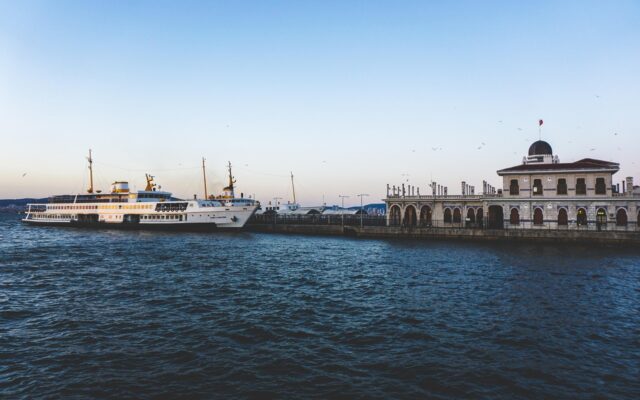 Türkiye'de gezilecek adalardan biri olan sakin bir ada kıyısı ve tekne manzarası
