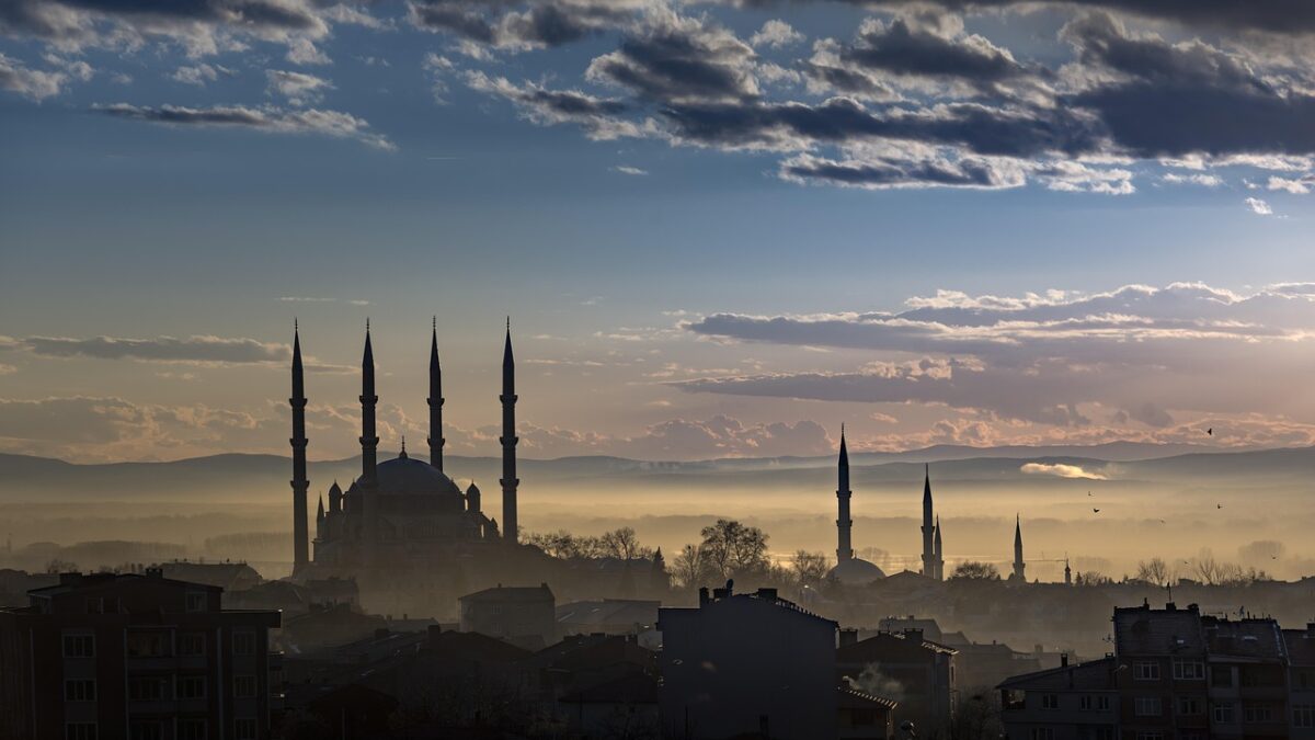 Edirne Selimiye Camii'nin yüksek minareleri ve kubbesi, gökyüzü önünde görünüyor