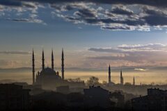 Edirne Selimiye Camii'nin yüksek minareleri ve kubbesi, gökyüzü önünde görünüyor