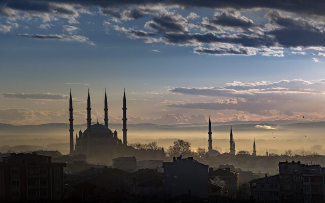 Edirne Selimiye Camii'nin yüksek minareleri ve kubbesi, gökyüzü önünde görünüyor