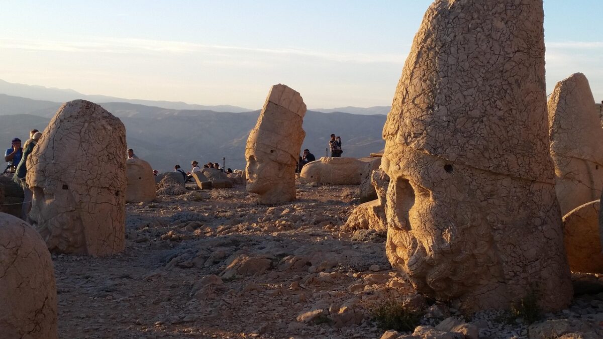 Türkiye'de gezilecek dağlar arasında yürüyüş yapan bir gezginin dağ manzarası