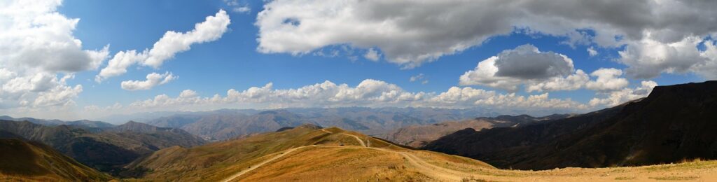 Kaçkar Dağları'nda yeşil yayla manzarası