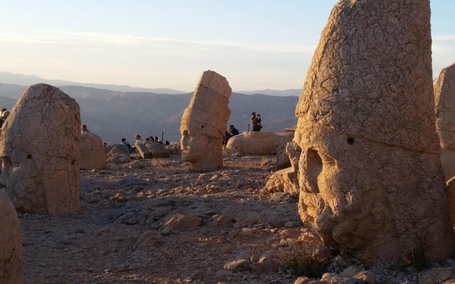 Türkiye'de gezilecek dağlar arasında yürüyüş yapan bir gezginin dağ manzarası