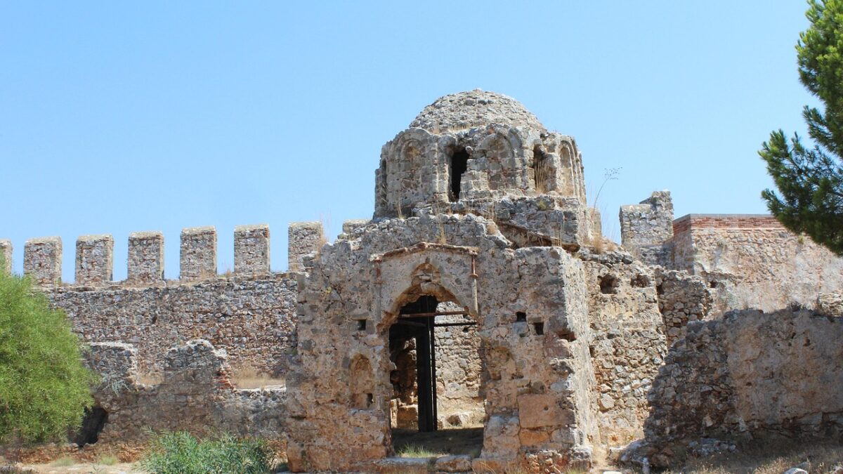 Sonbahar ışığında tepedeki tarihi taş kale ve çevresindeki manzara