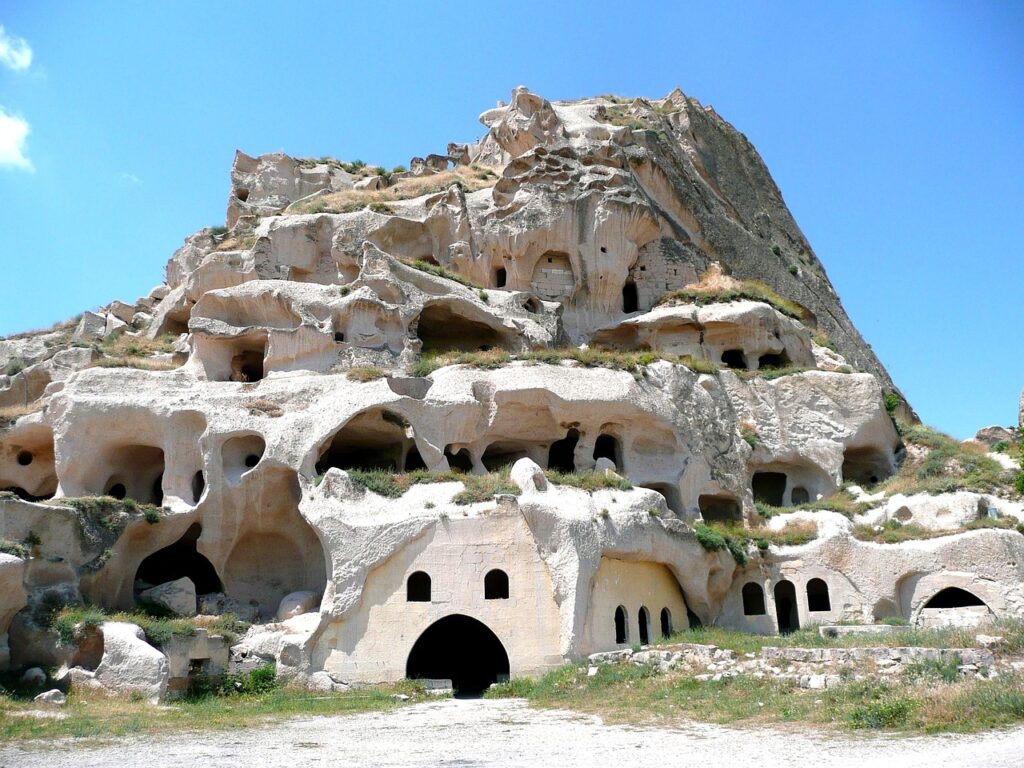 Kapadokya'da doğal tüf kayalığı üzerindeki Uçhisar Kalesi