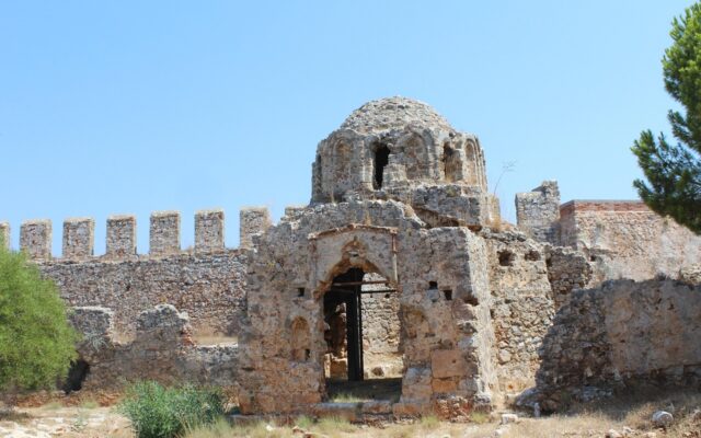 Sonbahar ışığında tepedeki tarihi taş kale ve çevresindeki manzara
