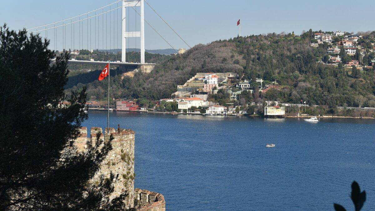 Deniz kıyısında yükselen tarihi bir Türk kalesi ve çevresindeki manzara