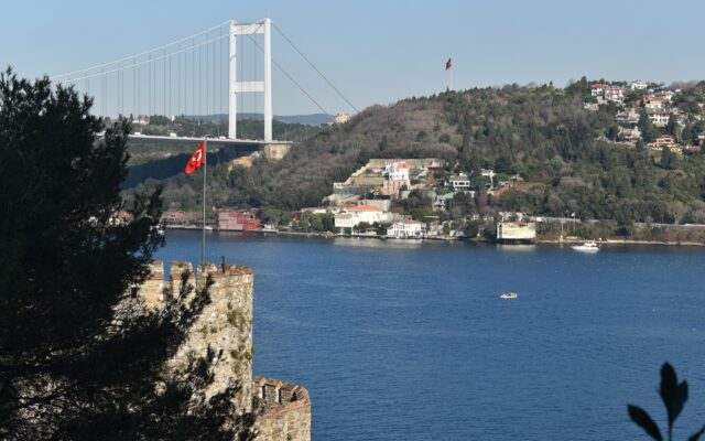Boğaz kıyısında tarihi Rumeli Hisarı kalesi ve kule siluetleri