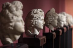 Türkiye'de gezilecek müzeler için tarihi eserlerin sergilendiği bir müze salonu