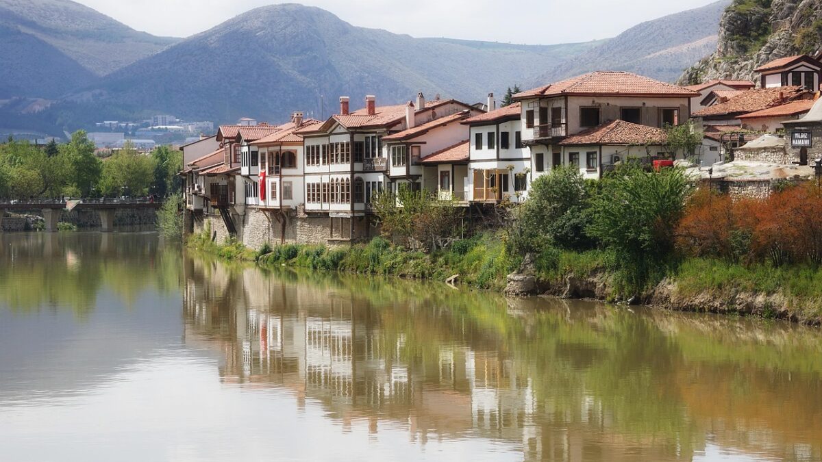 Amasya'da Yeşilırmak kıyısında sıralanan tarihi yalı evleri ve nehir manzarası
