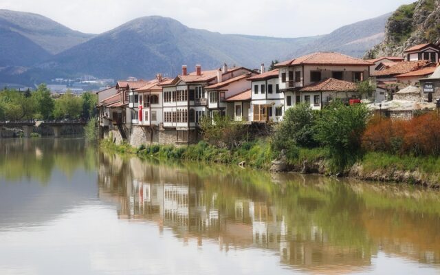 Amasya'da Yeşilırmak kıyısında sıralanan tarihi yalı evleri ve nehir manzarası