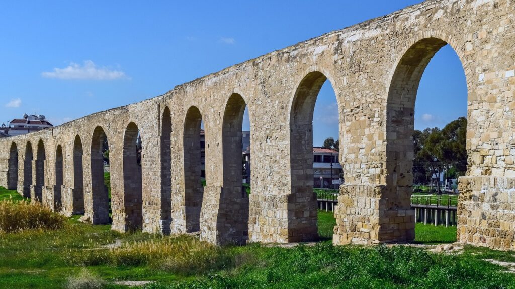 İzmir Kemalpaşa'daki Bozdoğan Kemeri'nin açık arazide ayakta duran kemerleri