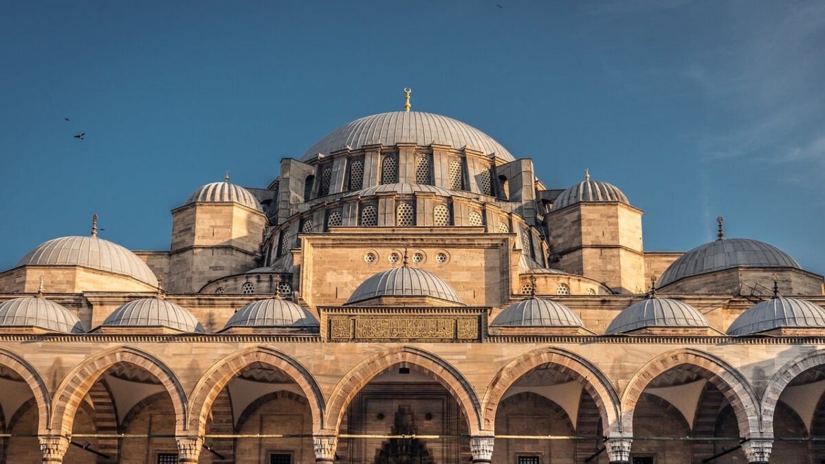 İstanbul'da Süleymaniye Camii'nin kubbesi ve minareleriyle tarihi bir görünüm